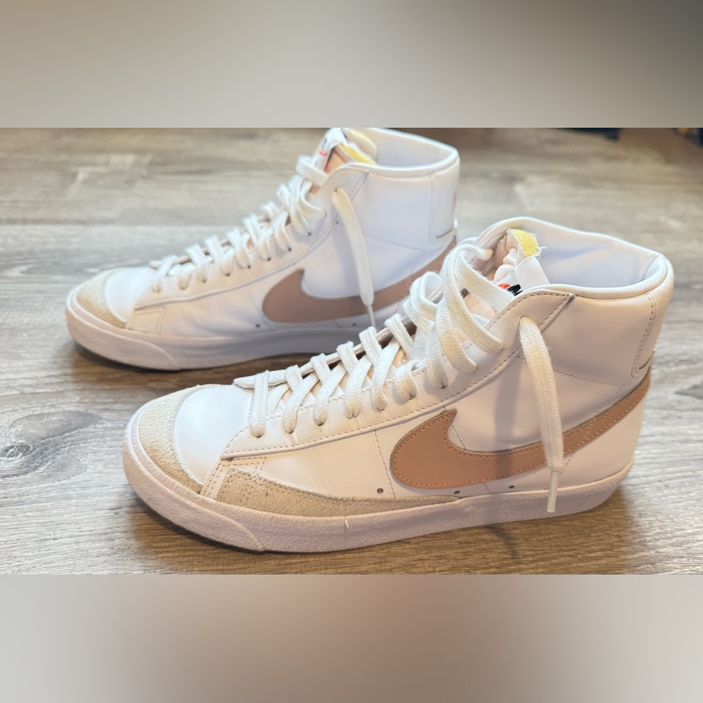 Nike Women's Sneakers White and Tan